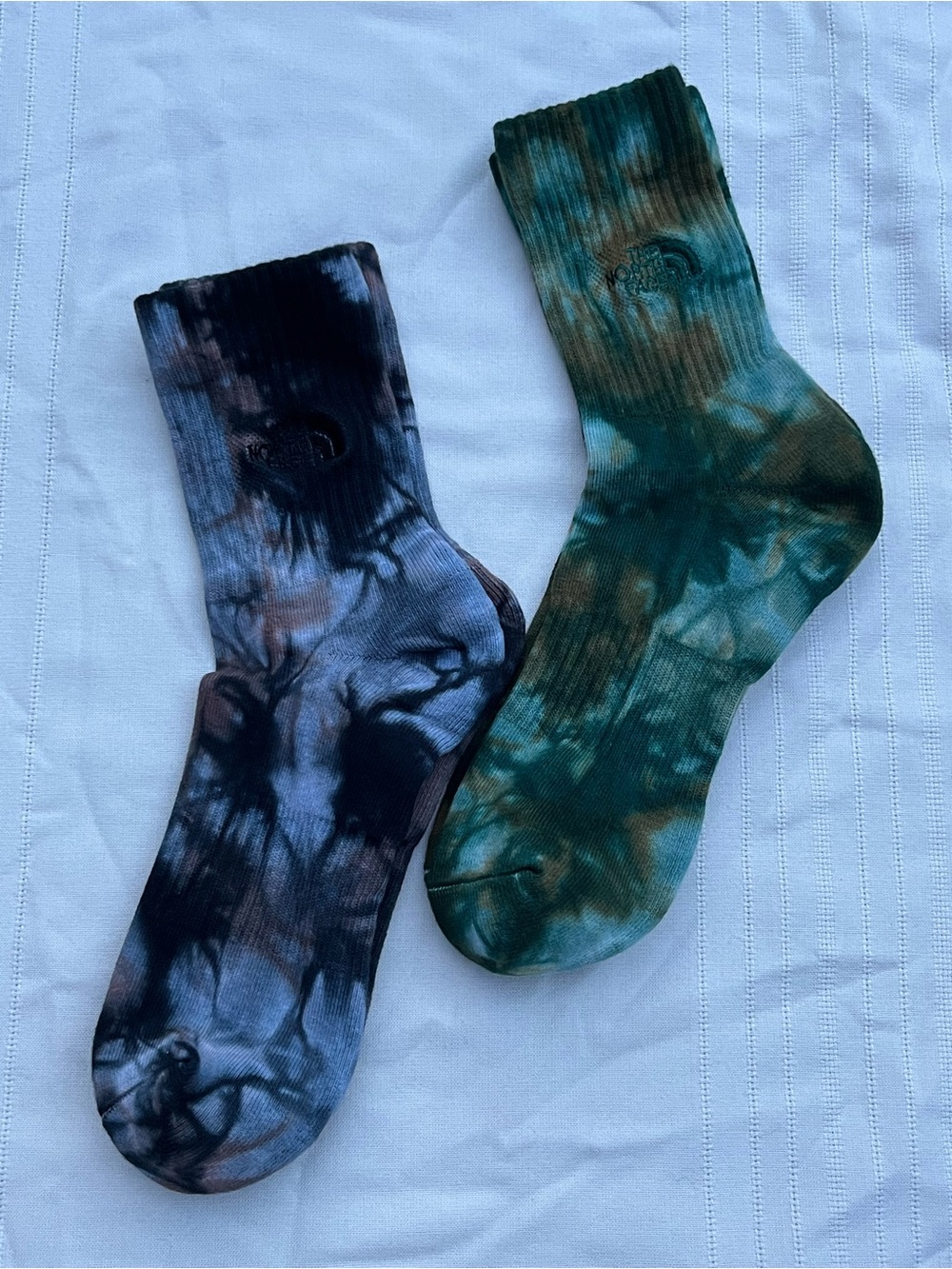 The North Face Men's Tie-Dye Hiking Crew Socks in Black & Green 2 Pairs - Picture 10 of 13
